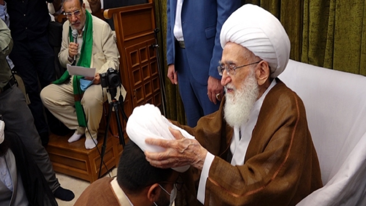 معمم شدن جمعی از طلاب قم به دست مراجع تقلید