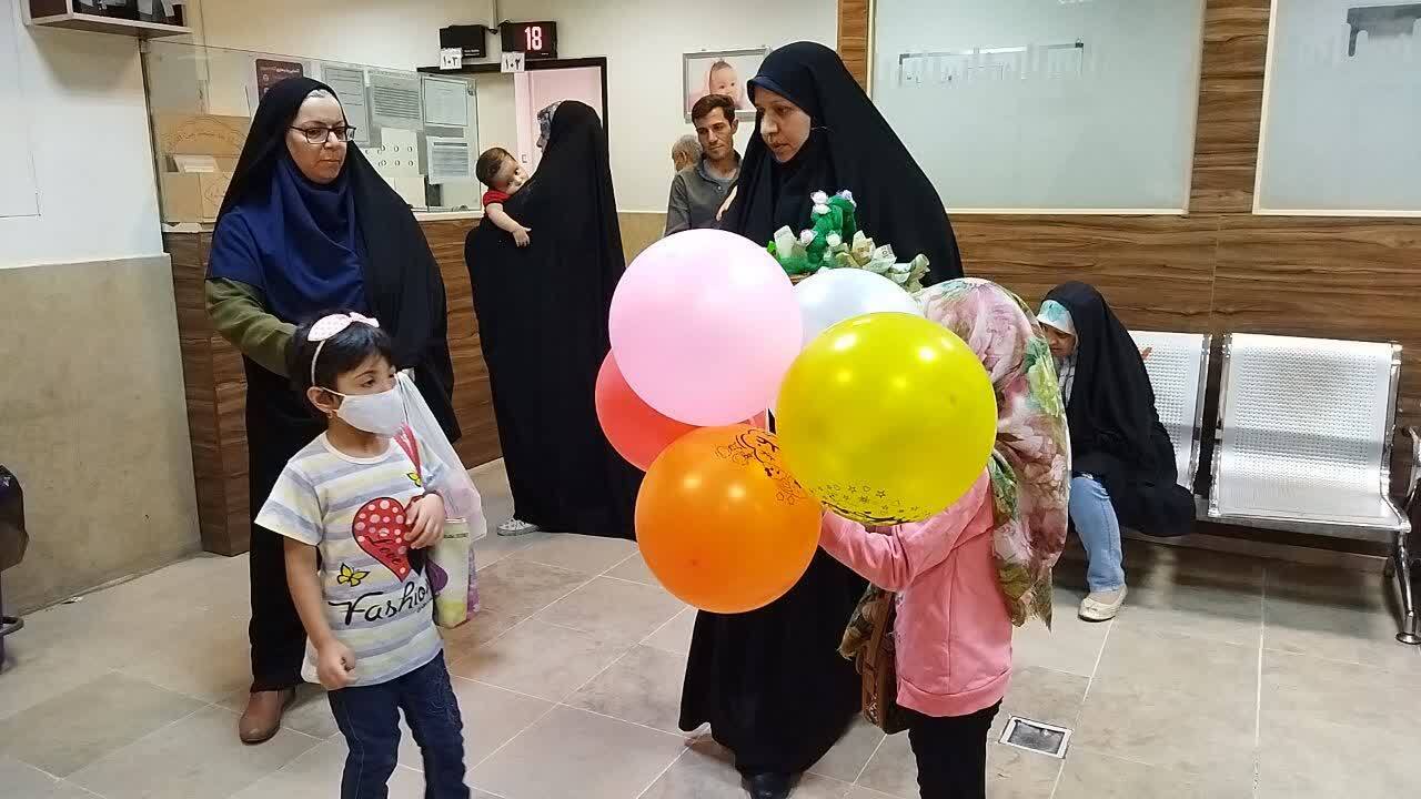 اهدای اسباب‌بازی به کودکان بیمار قمی