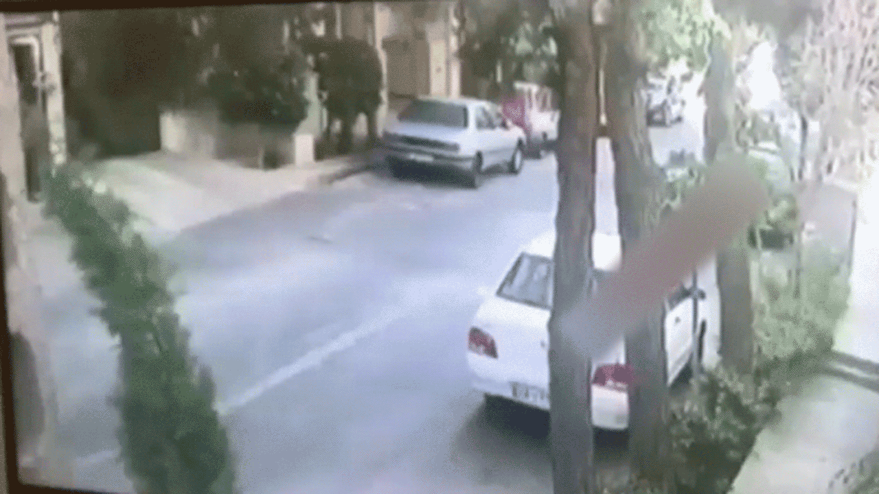 سرعت سرسام آور بنز و برخورد شديد با خودروهای پارك شده + فیلم