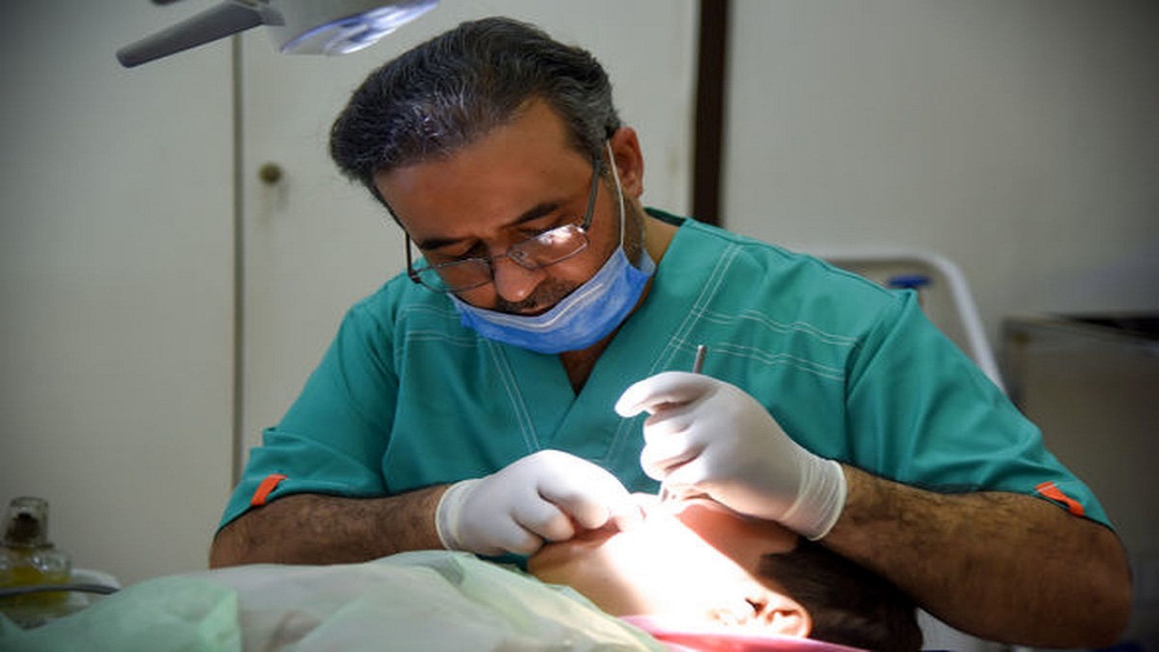 مددجویان کمیته امداد به صورت رایگان خدمات دندانپزشکی دریافت می کنند