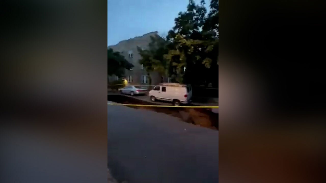 فرونشست زمين و بلعيدن خودرو در نيويورک + فيلم