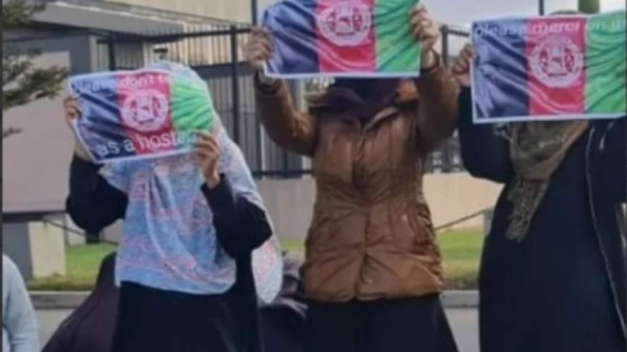 مهاجرین افغانستانی در برابر سفارت آمریکا تظاهرات کردند