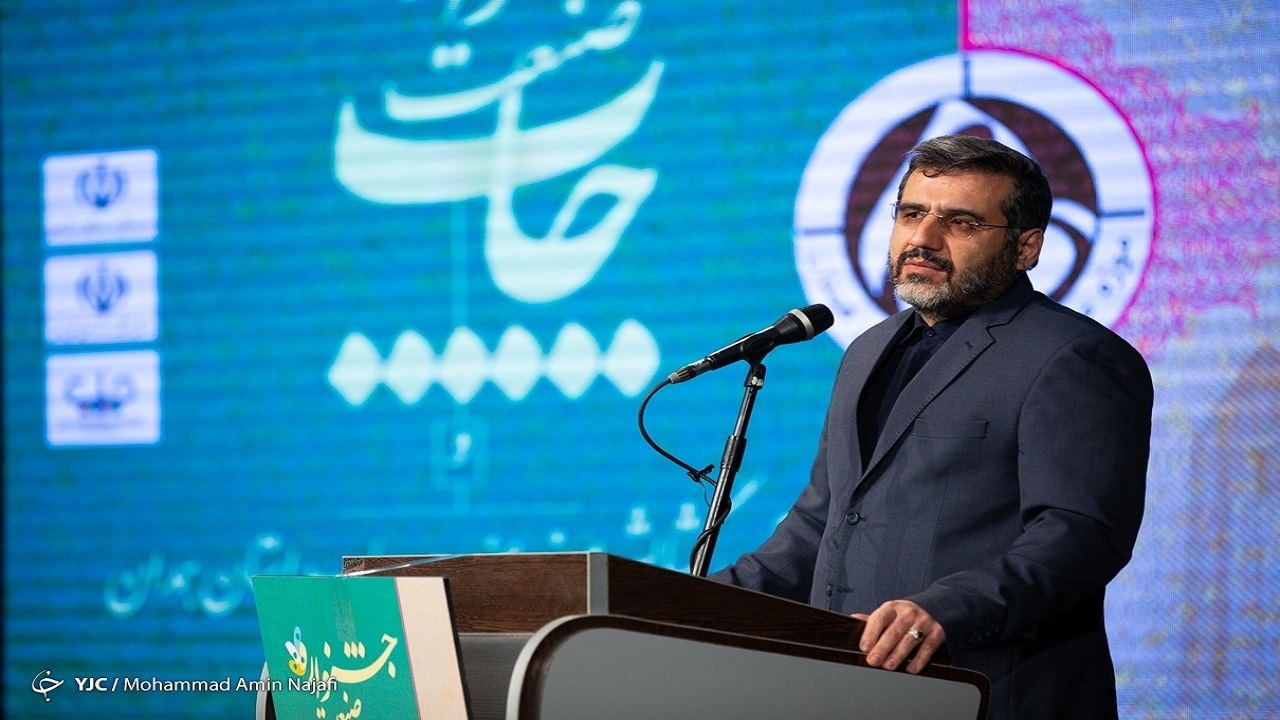 زبان فارسی جزو جدایی‌ناپذیر هویت ملی است