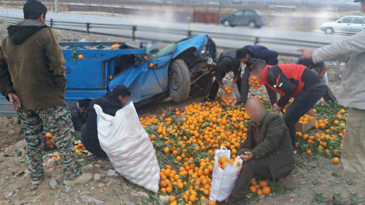 همدلی شهروندان اردبیلی با خودروی واژگون شده حمل میوه + فیلم