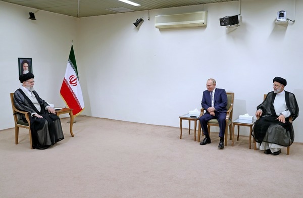 آمریکایی‌ها باید از شرق فرات در سوریه بیرون رانده شوند/ دلار باید به تدریج از مسیر معاملات جهانی خارج شود