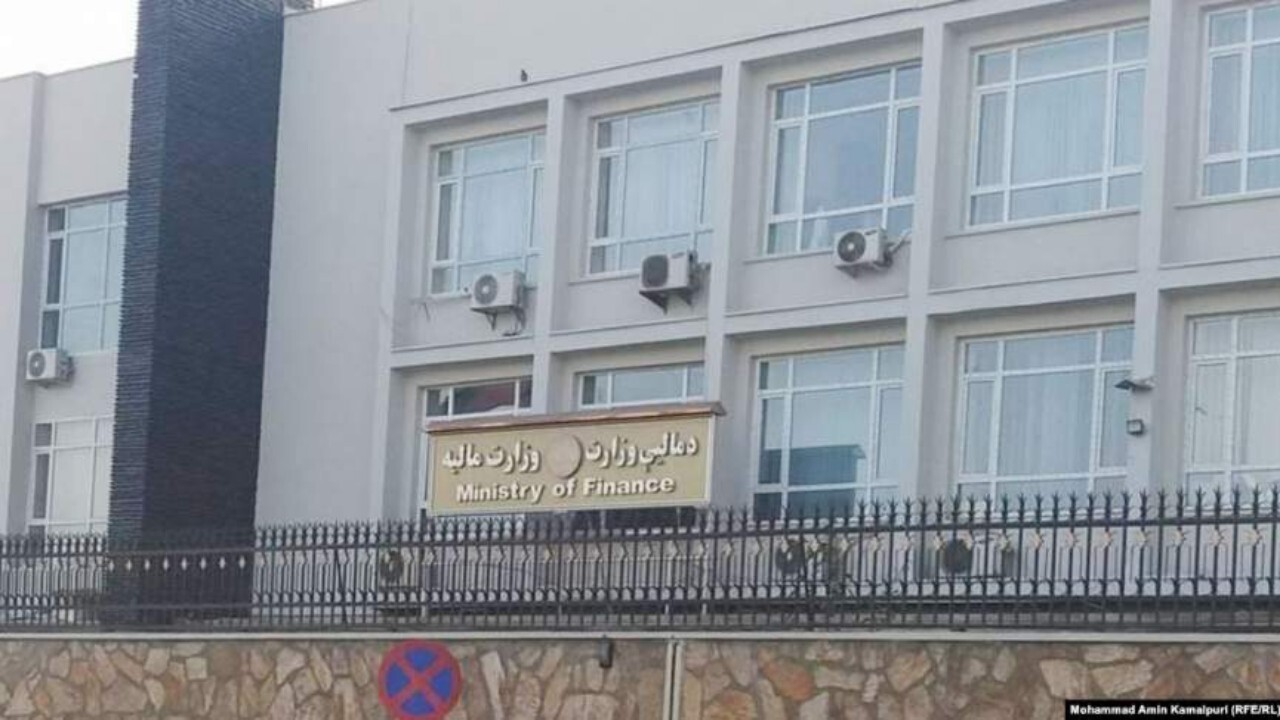 کارکنان زن جای خود را به مردان اقارب خود بدهند