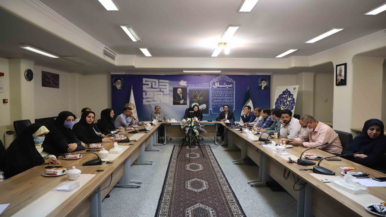 کتاب «ناقوس‌ها به صدا در می‌آیند» به میزبانی همدان نقد و بررسی شد