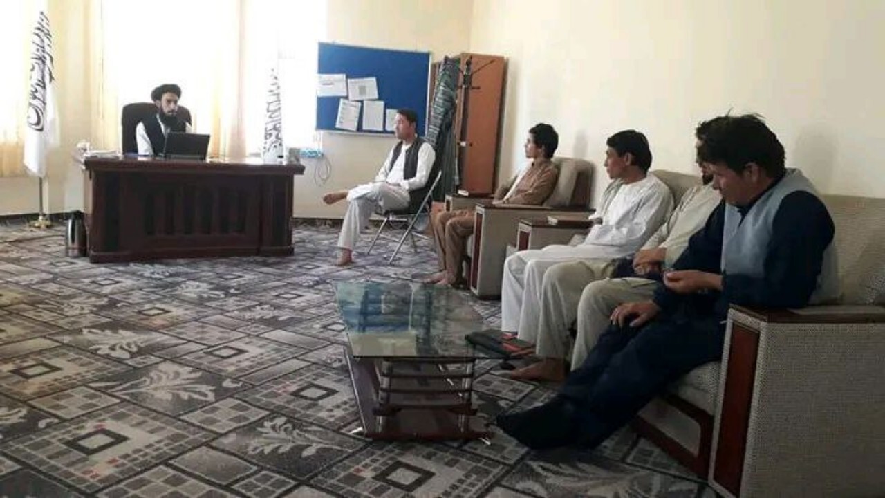 دیدار اعضای مشورتی جوانان دایکندی با رئیس اطلاعات و فرهنگ طالبان در این ولایت + تصاویر