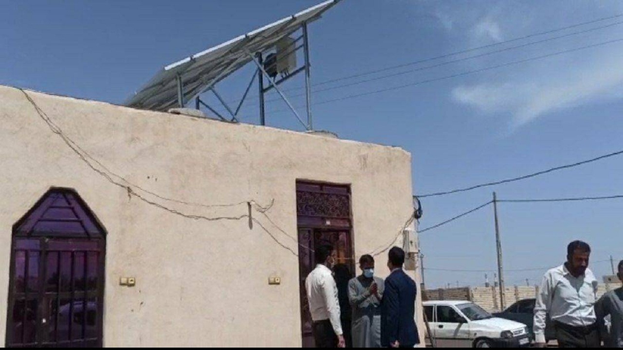پنل‌های خورشیدی بر روی بام منازل مددجویان بهزیستی فهرج