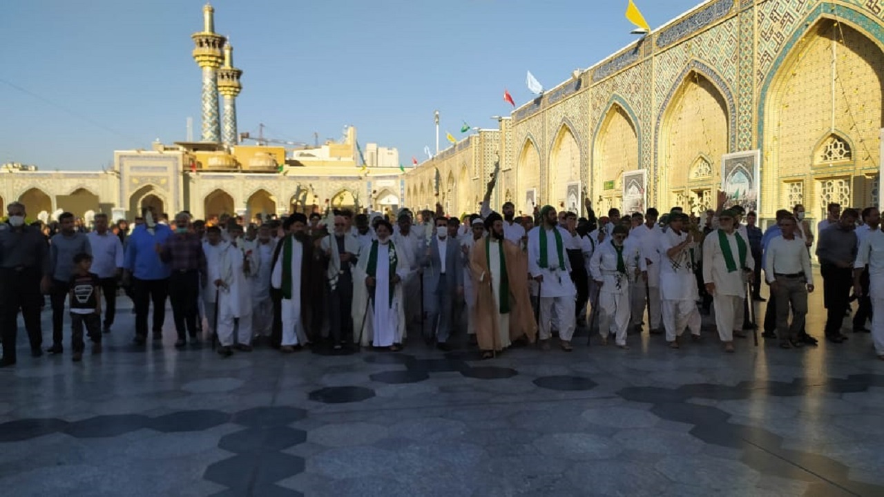 ورود کاروان پیاده بیت الرضا بافق به حرم امام رضا(ع)+تصاویر