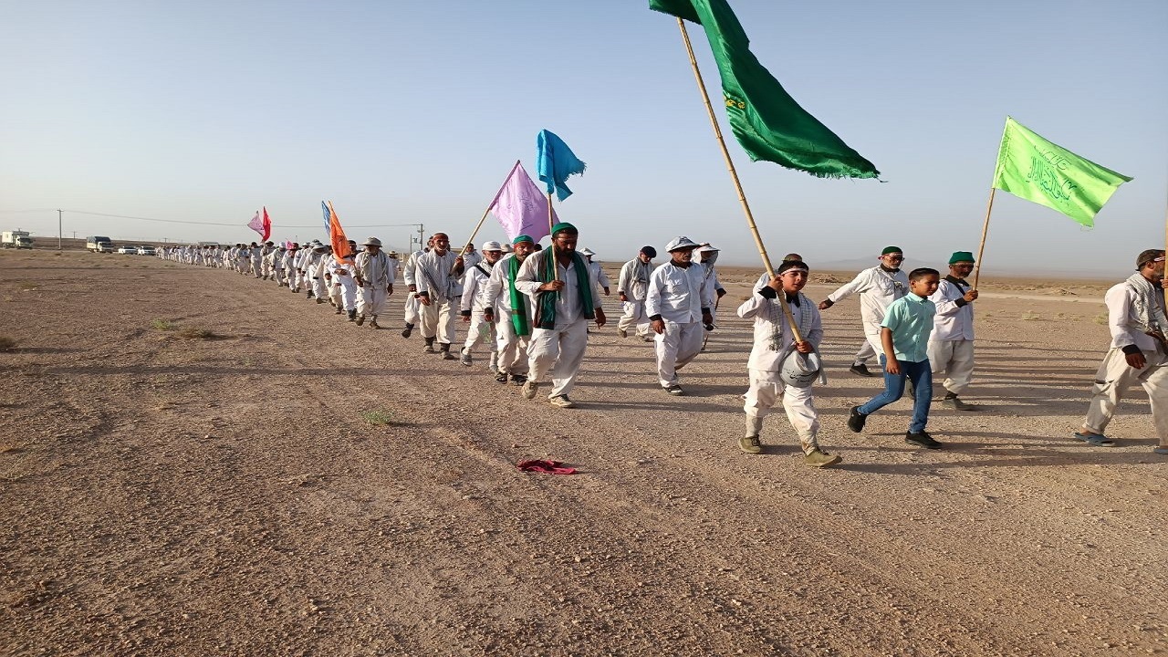 طی کردن مسیر عشق با پای پیاده