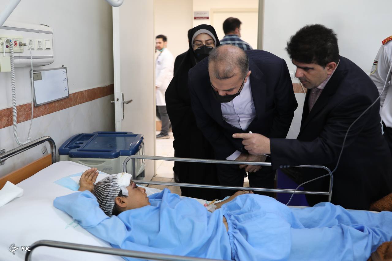 عیادت امیرعبداللهیان از مصدومان حادثه برخورد خودرو تشریفات وزارت امور خارجه