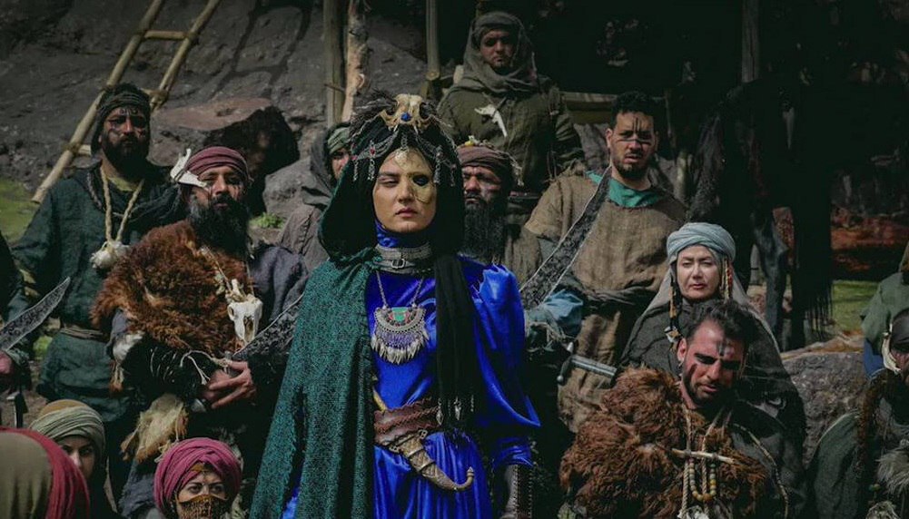 صمصام سریال &laquo;مستوران&raquo; بر روی طناب حرکت می&zwnj;کند
