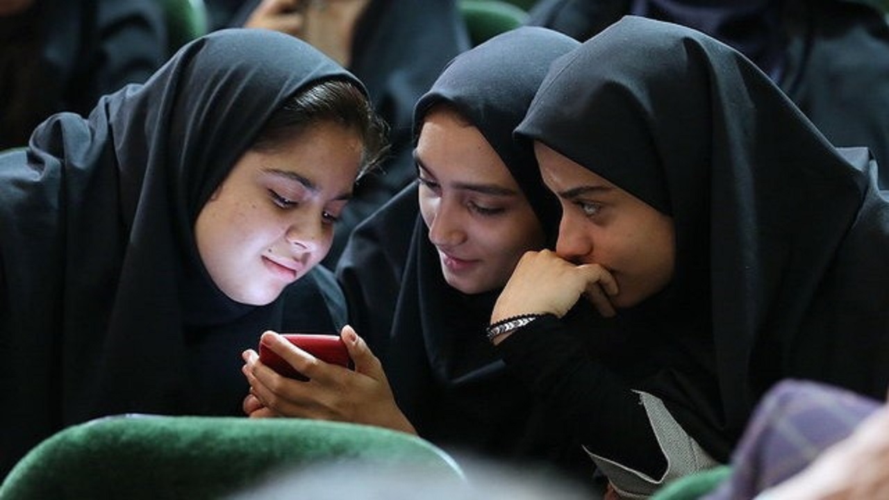 دشمن برای تضعیف ایران جوانان ما را هدف قرار می‌دهد