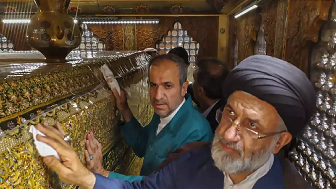 غبارروبی مزار حضرت مسلم (ع) با حضور مسئولان آستان مقدس قم+تصاویر