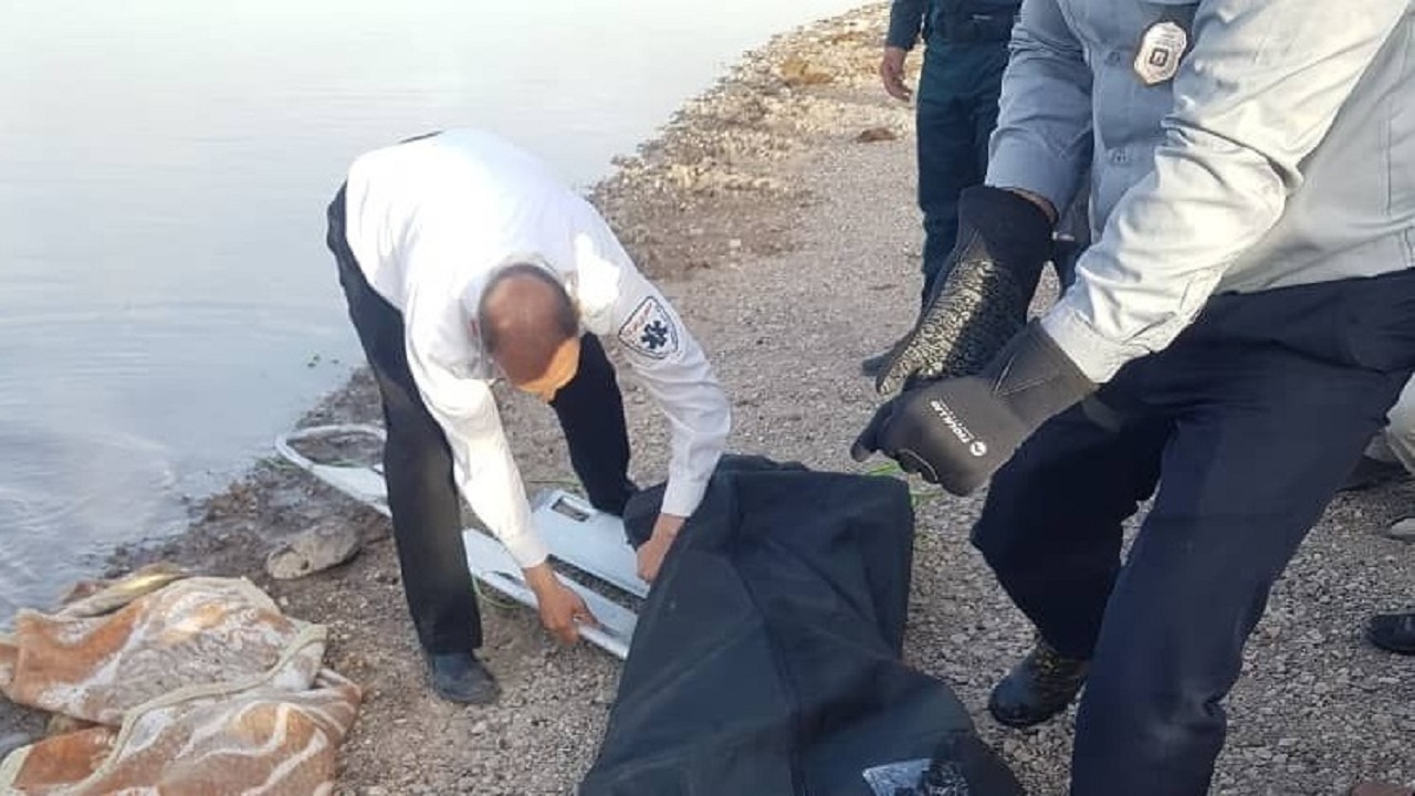 بیرون آوردن جسد مرد غرق شده در سد میانه