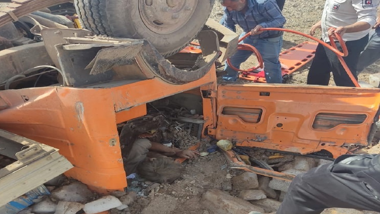 نجات معجزه آسای راننده کامیون ازمرگ