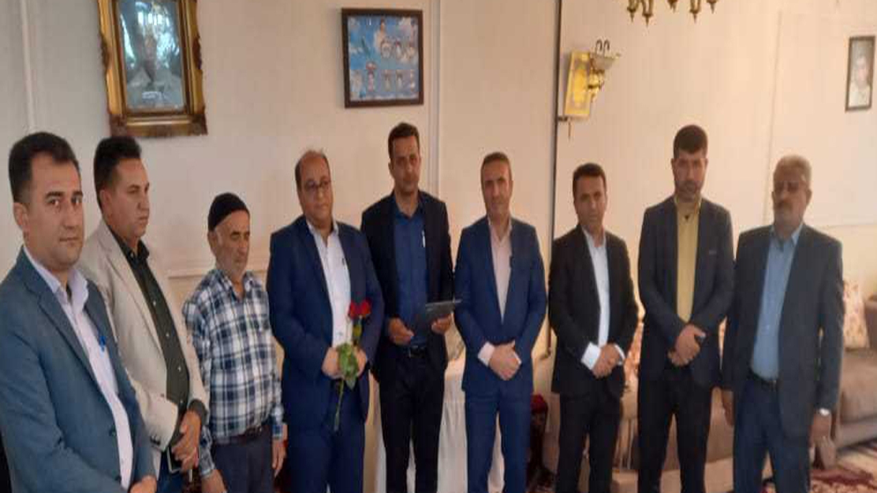 تجلیل از خانواده شهدای اصناف در بیضا