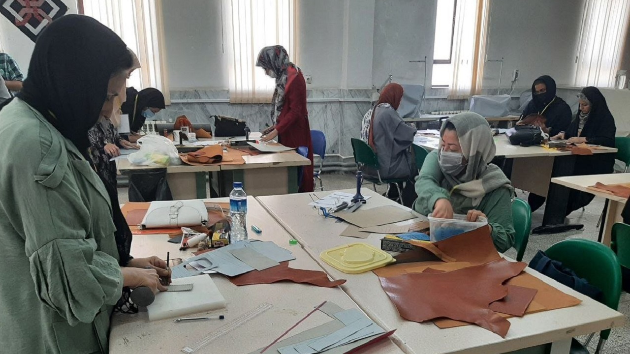 مسابقات آزاد مهارت چرم‌دوزی استان سمنان در شاهرود برگزار شد
