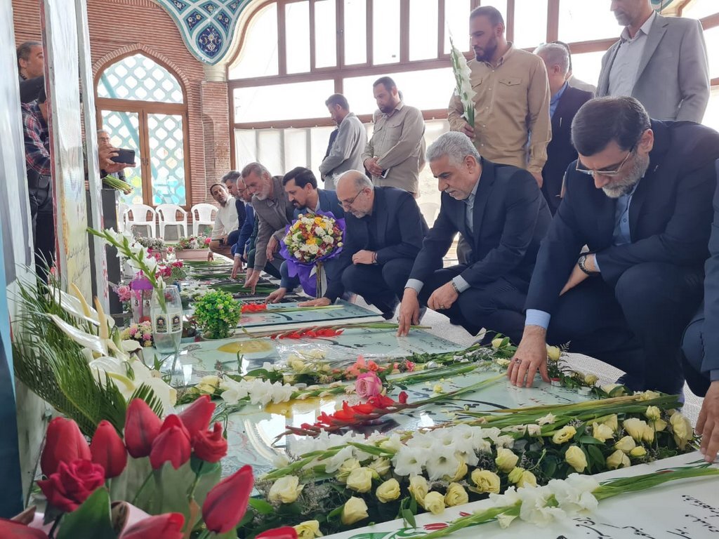 ادای احترام رئیس بنیاد شهید و امور ایثارگران کشوربه مقام شامخ شهدا