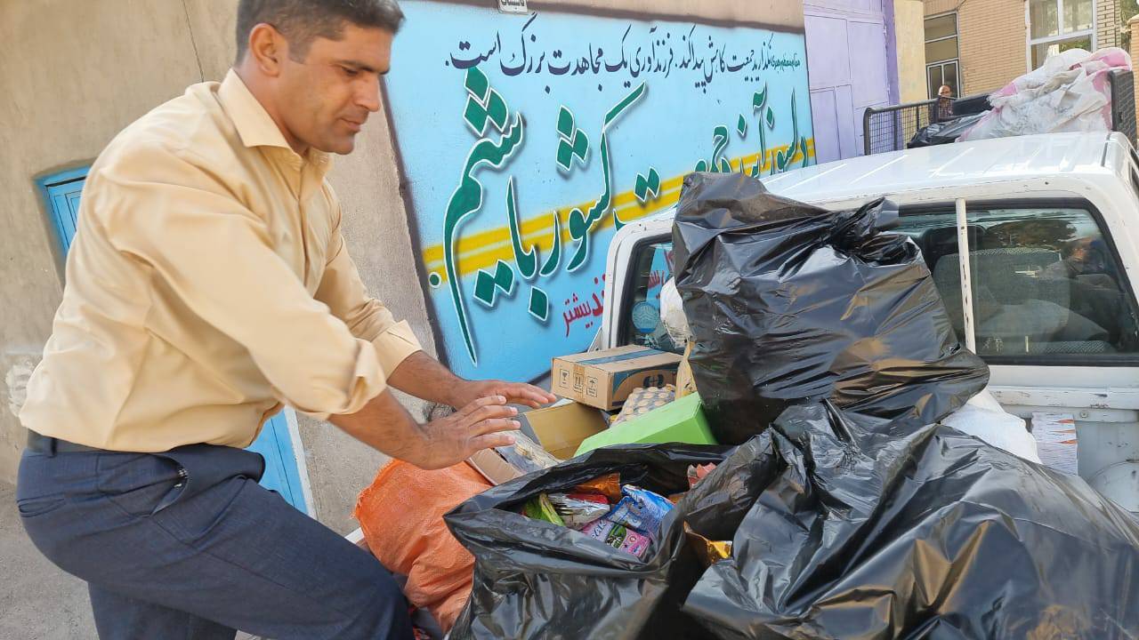 معدوم سازی مواد غذایی فاسد در زرند