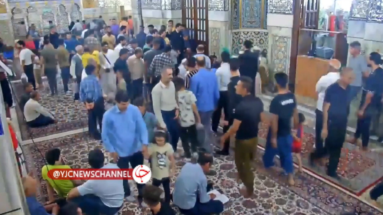 زیارت بحث برانگیز جمعی از  صوفیان در حرم مطهر رضوی+فیلم