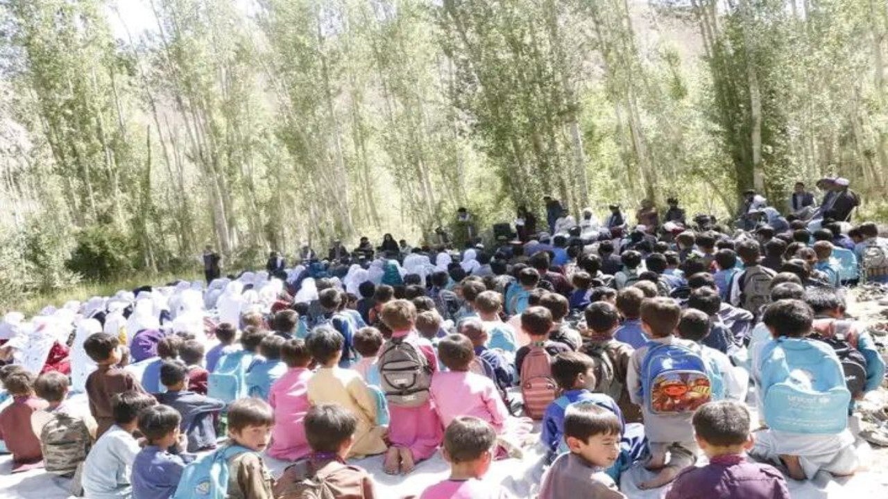 ساختمان یک باب مکتب در دایکندی توسط مردم ساخته می شود + تصاویر