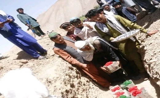 ساختمان یک باب مکتب در دایکندی توسط مردم ساخته می شود + تصاویر ساختمان یک باب مکتب در دایکندی توسط مردم ساخته می شود + تصاویر