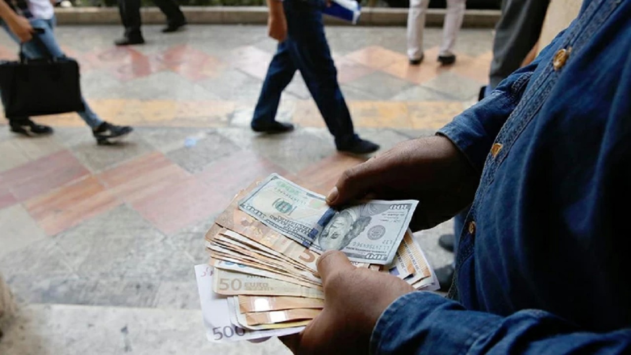 دلالان برای فروش دلار در مشهد صف کشیدند