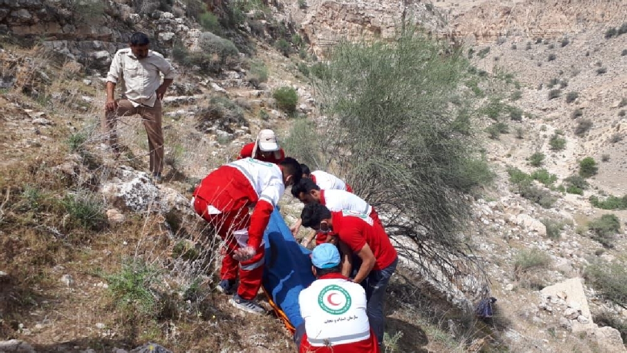 امداد رسانی به مرد ۴۵ ساله پس از سقوط از ارتفاع