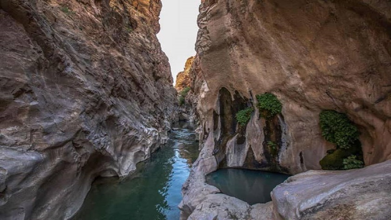 نمایی از تنگه لی لی در دل صخره های زاگرس + تصاویر