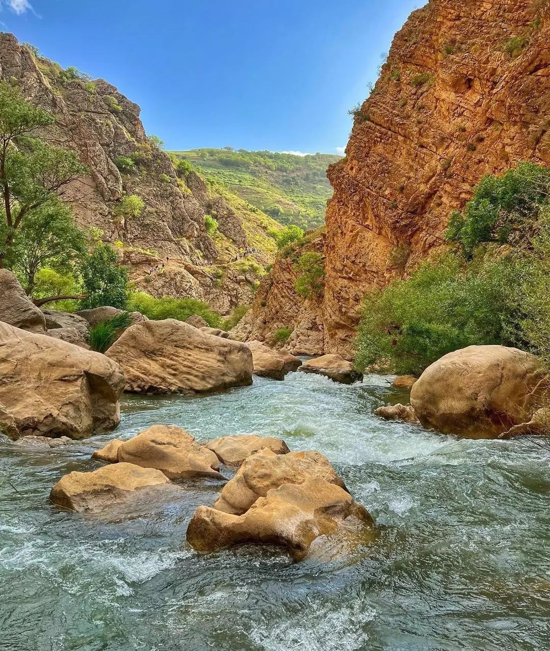 نمایی از تنگه لی لی در دل صخره های زاگرس + تصاویر