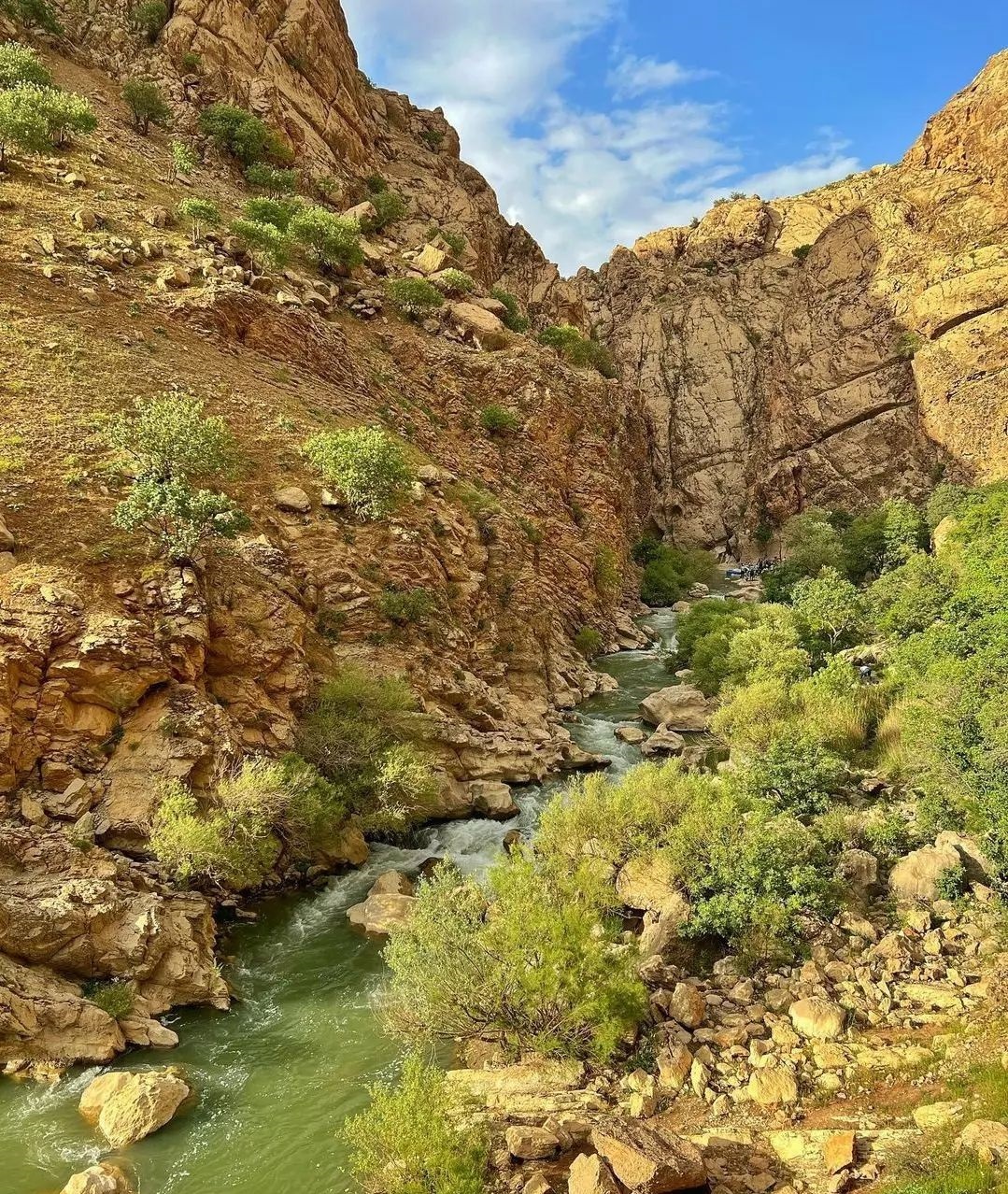 نمایی از تنگه لی لی در دل صخره های زاگرس + تصاویر