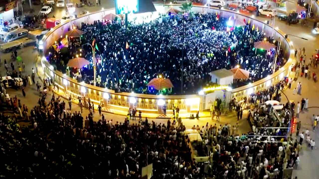 همخوانی نسخه عربی "سلام فرمانده" توسط هزاران عراقی در بصره + فیلم