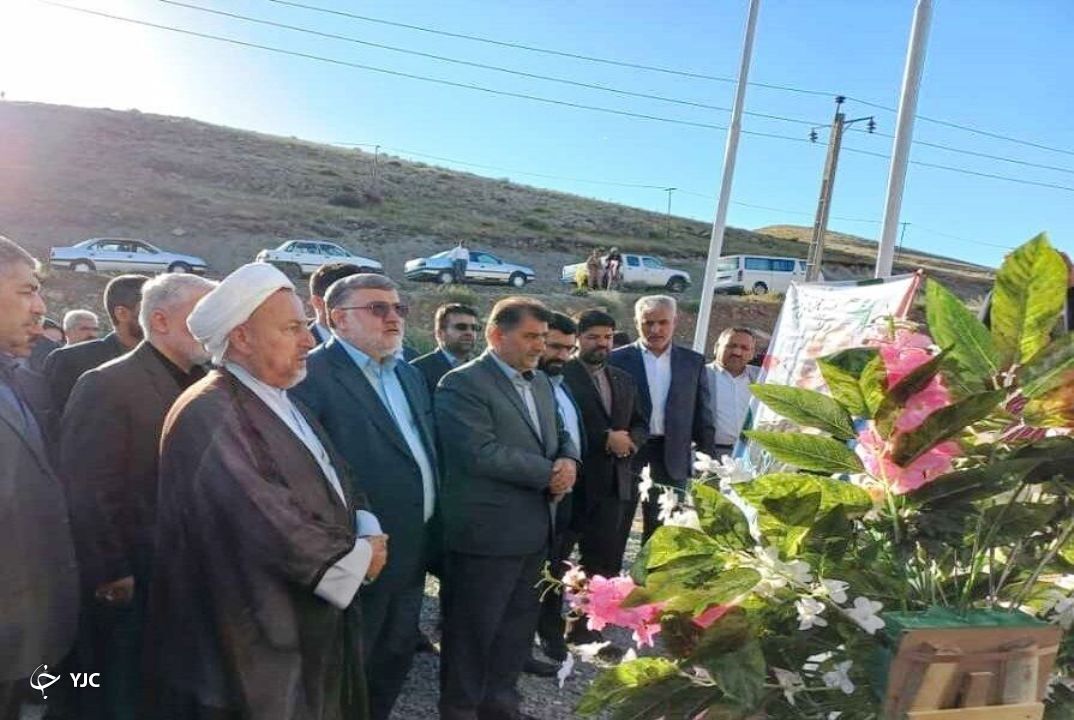 استاندار آذربایجان غربی به مقام شامخ شهدای اشنویه ادای احترام کرد