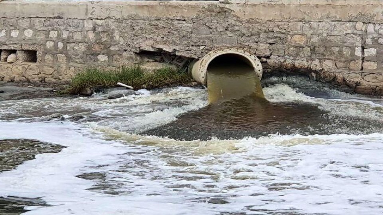 گلایه شهروندان محله دارآباد از آلودگی ناشی از آب فاضلاب + فیلم