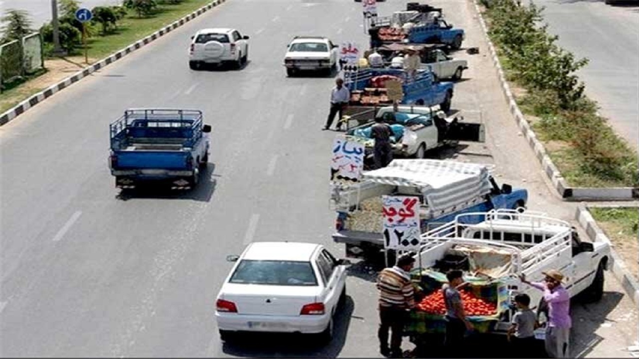 دردسر ساز شدن سد معبر میوه فروش‌ها در کنار اتوبان + فیلم