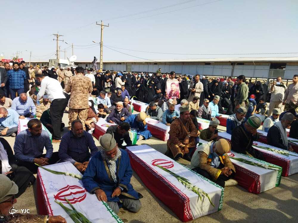 پیکر‌های ۳۵ شهید گمنام بر دوش عشایر ایل قشقایی فارس از مرز شلمچه به کشور بازگشت