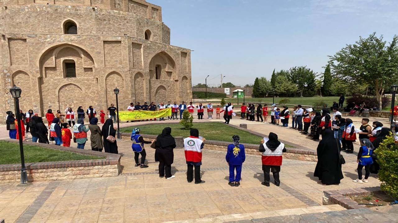 تشکیل زنجیره‌های انسانی «نه به اعتیاد» در کرمان