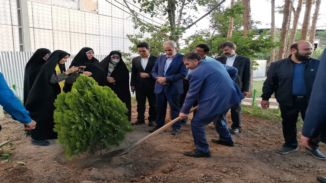 وزیر آموزش و پرورش دو نهال به نام دختران ایران در قم غرس کرد