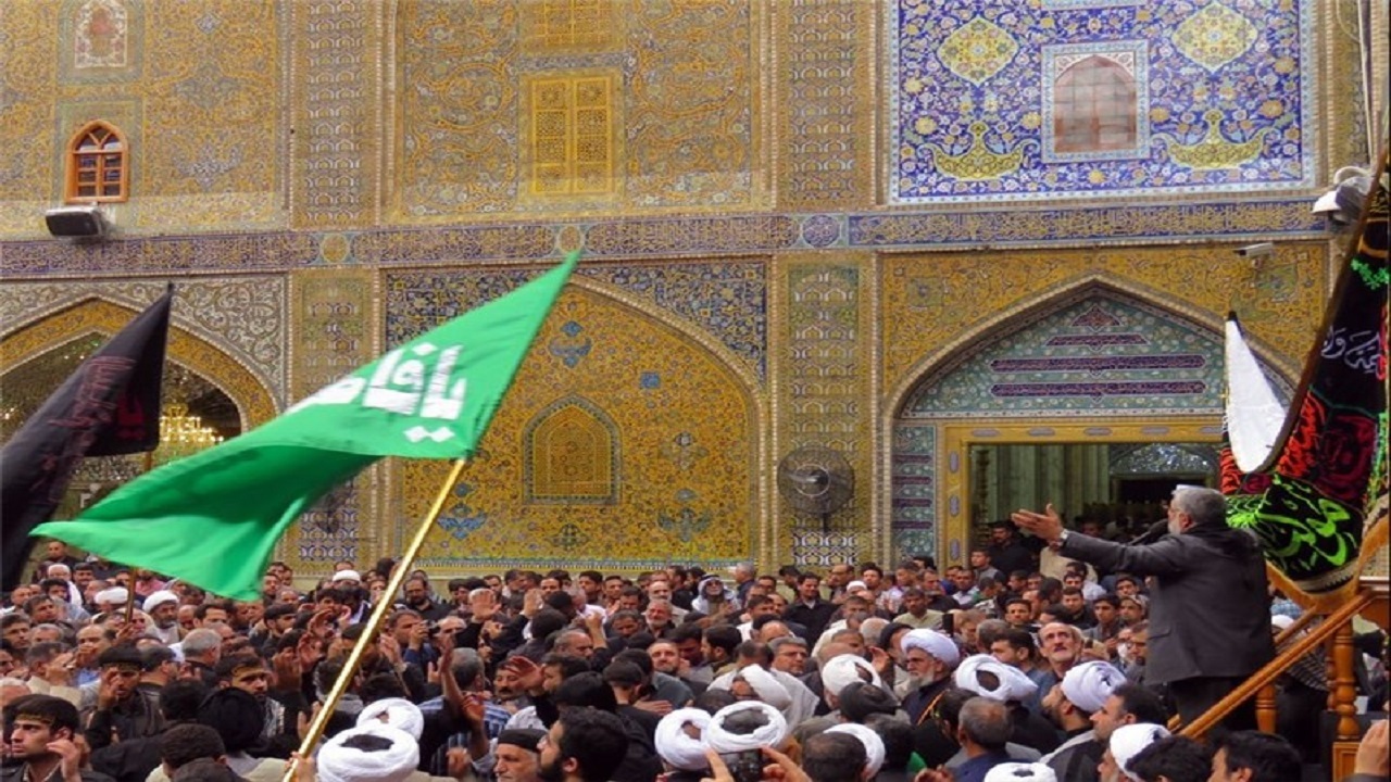 مرثیه سرایی زائران در حرم مطهر رضوی به مناسبت شهادت امام جواد(ع)