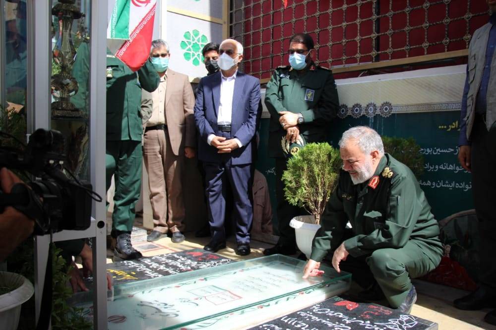 حضور سردار فدوی در کنار مرقد سپهبد سلیمانی
