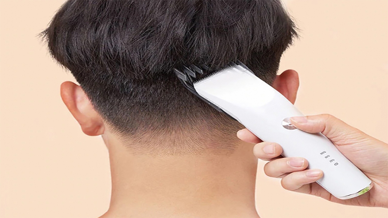 به خواب رفتن مشتری در زیر دست آرایشگر و واژگون شدنش در هنگام اصلاح + فیلم