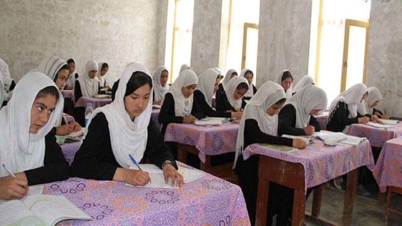 تاکید دختران دانش آموز افغانستانی، روی باز شدن درب مکاتب + فیلم