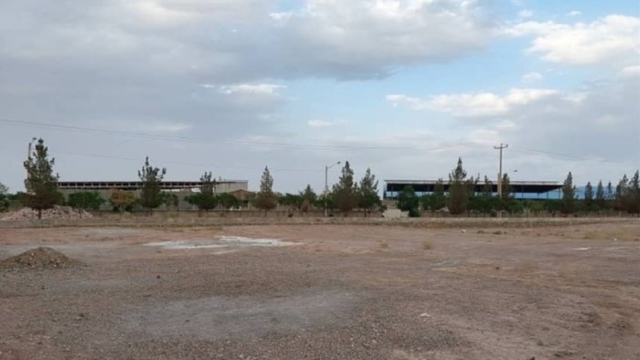 کلنگی که پس از ۶ ماه در گناباد همچنان به ثمر ننشسته است