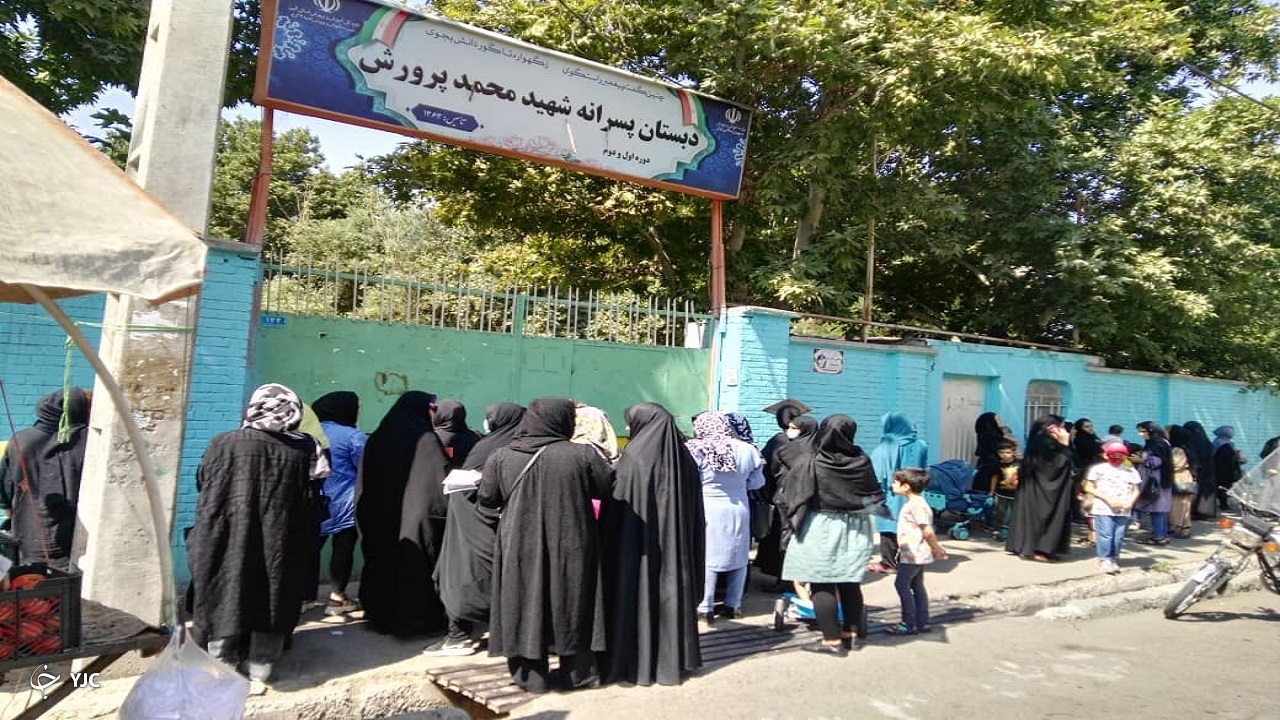 اجتماع اولیای نگران از پلمب ادامه دار مدارس محمدشهر + فیلم