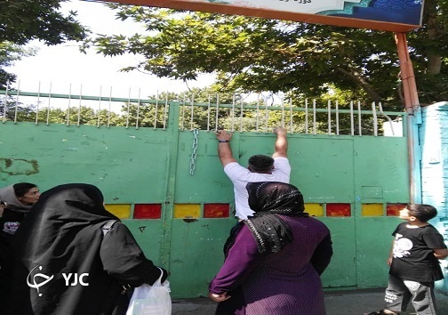 اجتماع اولیای نگران از پلمب ادامه دار مدارس محمدشهر/ از خلف وعده تا غل و زنجیر درهای مدرسه +فیلم اجتماع اولیای نگران از پلمب ادامه دار مدارس محمدشهر/ از خلف وعده تا غل و زنجیر درهای مدرسه +فیلم