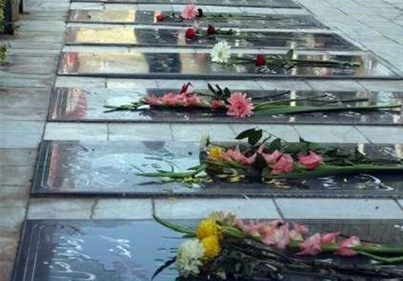 قبور مطهر شهداء در سومین روز از ماه محرم توسط خبرنگاران شیراز گلباران شد