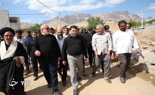 حضور فاطمی استاندار یزد در جمع سیل زدگان دهستان زردین و روستای پندر حضور فاطمی استاندار یزد در جمع سیل زدگان دهستان زردین و روستای پندر