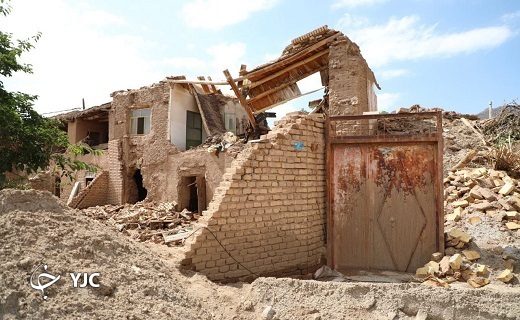 حضور فاطمی استاندار یزد در جمع سیل زدگان دهستان زردین و روستای پندر حضور فاطمی استاندار یزد در جمع سیل زدگان دهستان زردین و روستای پندر